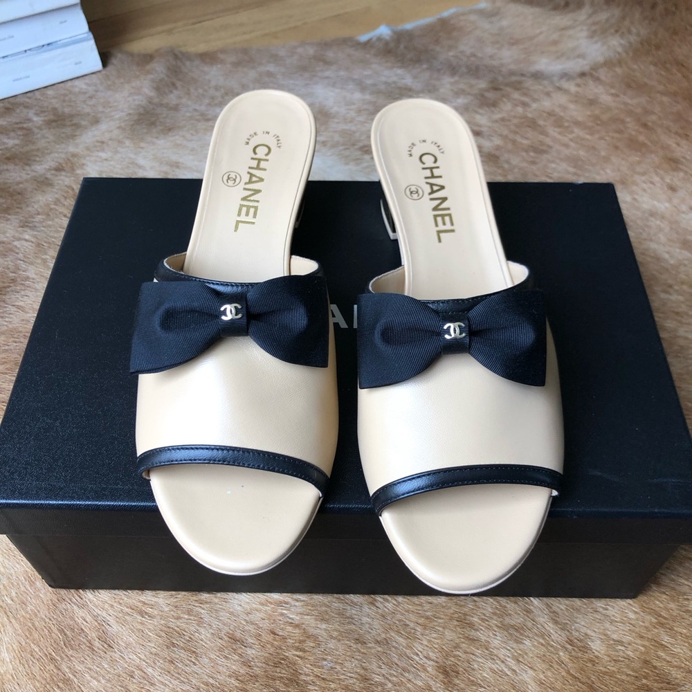 Chanel Beige and Black Bow Slide Sandals NIB G45691 size 39 $1350